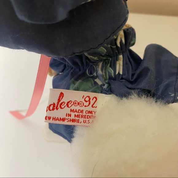 Vintage 1992 Annalee Mobilitee Girl Bunny with Rose doll - Picture 6 of 8